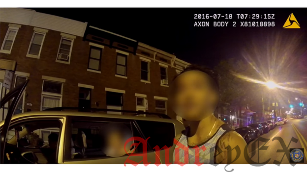 Человек в Балтиморе врезался в полицейскую машину