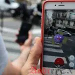 Покемон Go игроки поймать мультипликационных монстров в реальных местах с помощью приложения