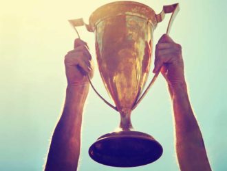 Спортивные кубки для всех: плюсы и минусы участия в трофеях