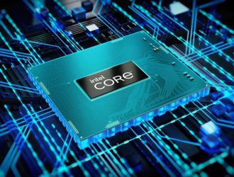 Intel использовала фон своего мероприятия 2022 Vision для запуска семи новых мобильных процессоров 12-го поколения под эгидой Core HX. Новые дополнения, озаглавленные Core i9-12950HX и Core i9-12900HX, рекламируют до 16 ядер (8P, 8E), обеспечивая 24 потока для будущих мобильных рабочих станций и игровых ноутбуков для энтузиастов. Обещая «непревзойденную мобильную производительность», новая линейка заменяет существующие детали серии H и бросает вызов осторожности с базовым TDP 55 Вт, а максимальная мощность в турборежиме увеличивается до 157 Вт. Intel в последних поколениях изо всех сил пыталась соперничать с конкурентами AMD и Apple в области времени автономной работы, и если определенные сражения не могут быть выиграны, компоненты серии HX здесь, чтобы гарантировать, что Intel сохранит корону по производительности. Мобильные процессоры HX 12-го поколения, представленные в корпусах BGA с размерами 45 мм x 37,5 мм x 2,0 мм, фактически представляют собой чипы настольного класса, высота по оси z которых уменьшена более чем на 50% по сравнению с обычными компонентами LGA. Ключевые особенности включают поддержку до 128 ГБ памяти DDR5-4800 с дополнительным ECC, 16 линий PCIe Gen 5 от ЦП, еще 32 линии PCIe Gen 3/4 от ЦП и набора микросхем, двойной порт Thunderbolt 40 Гбит/с, и поддержка разгона по всему стеку. Скорости в верхней части кучи достигают 5,0 ГГц на высокопроизводительных ядрах, а модели Core i9 также рекламируют 30 МБ кэш-памяти L3, встроенную графику 32-EU и символическую тактовую частоту 1,55 ГГц. Ассортимент Intel расширяется и включает процессоры с 16, 14, 12 или восемью ядрами, но даже последние с четырьмя высокопроизводительными и четырьмя эффективными ядрами имеют те же номинальные мощности 55 Вт/157 Вт. Собственные слайды Intel, естественно, стремятся показать значительный прирост производительности: чиповый гигант заявляет об огромном 81-процентном увеличении производительности рендеринга Blender по сравнению с восьмиядерным процессором Core i9-11980HK предыдущего поколения. Прирост по сравнению с недавними альтернативами, вероятно, будет намного меньше, но Core i9-12900HX, ориентированный на энтузиастов, наверняка окажется в верхней части большинства тестовых диаграмм. Целый список OEM-производителей уже подключен, и первоначальный набор ноутбуков серии HX включает в себя хорошее сочетание моделей для рабочих станций и игр, начиная от Dell Precision 7760/7770 и заканчивая Lenovo Legion 7i. Ожидайте еще много чего, и, учитывая предлагаемый уровень производительности, ожидайте, что эти замены настольных компьютеров будут стоить немалых денег после выпуска.