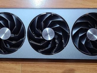 На фото эксклюзивная для Китая видеокарта Sapphire AMD Radeon RX 7900 GRE