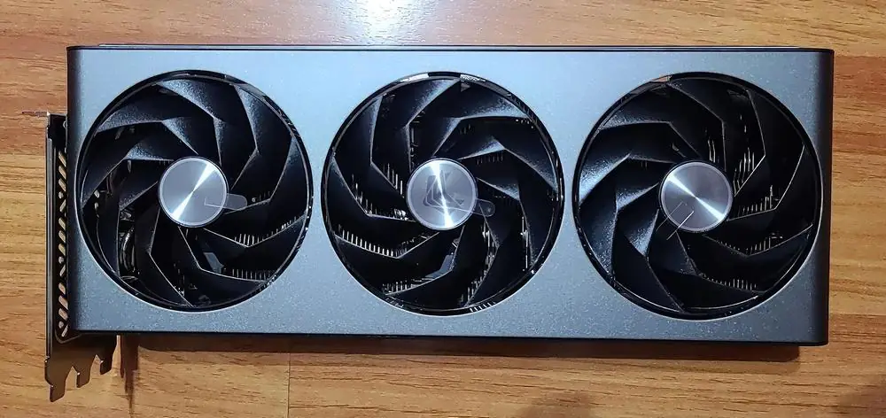 На фото эксклюзивная для Китая видеокарта Sapphire AMD Radeon RX 7900 GRE