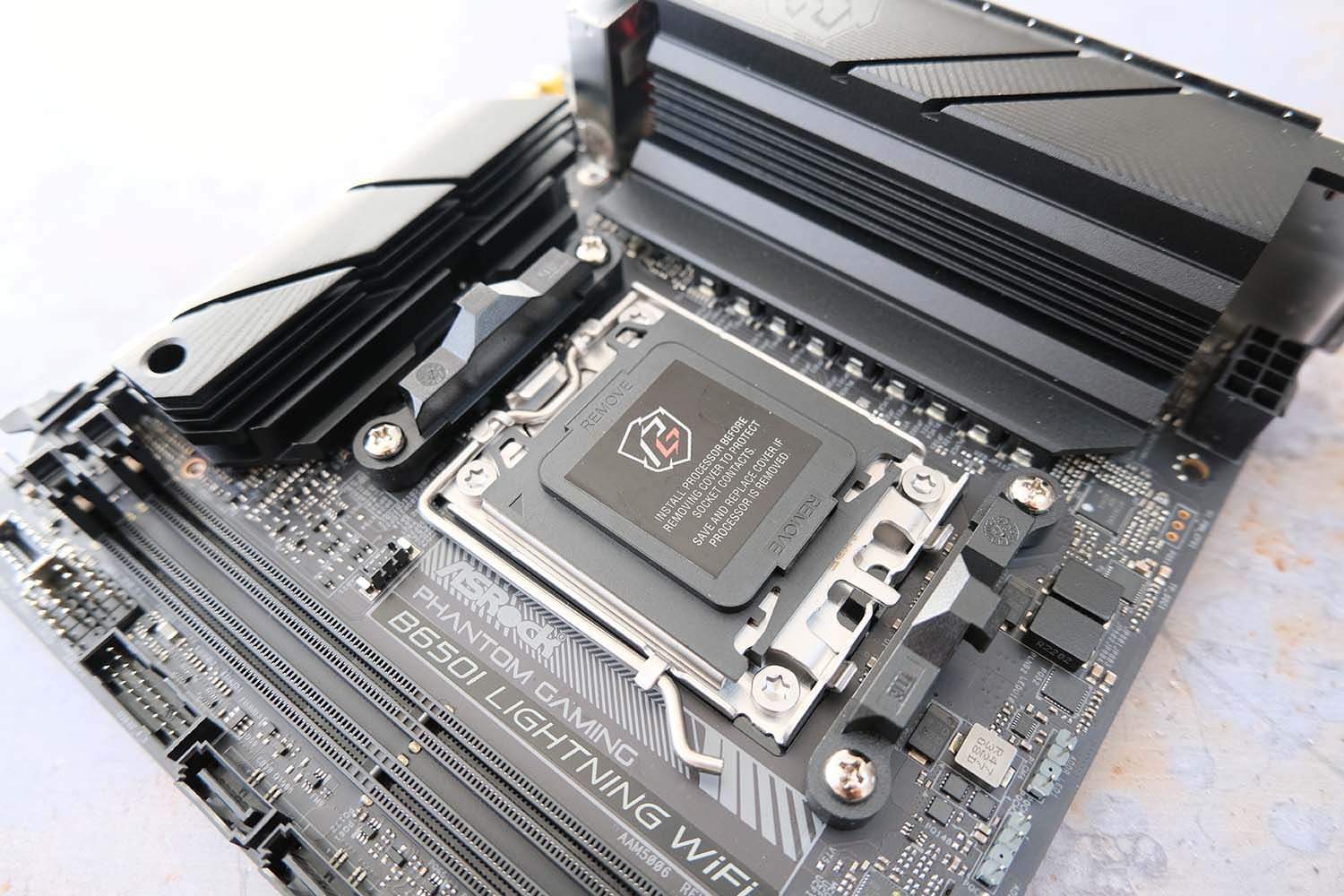 Обзор ASRock B650I PG Lightning WiFi – не позволяйте размеру