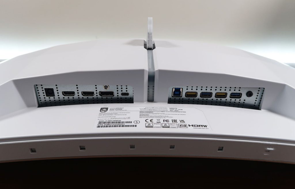 Обзор монитора Philips Evnia 34M2C7600MV: Mini LED воплощает в жизнь HDR