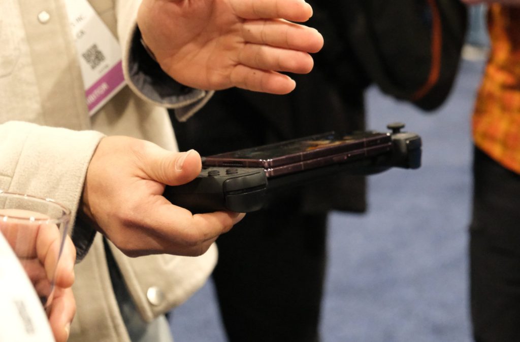 Serafim S3 превосходит мобильные игровые контроллеры Razer