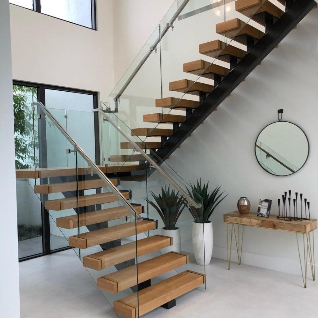 Лестницы на металлическом каркасе: надежность, прочность, универсальность