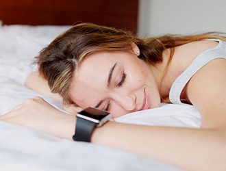 Смарт-часы против бессонницы: как гаджеты нового поколения помогают улучшить сон