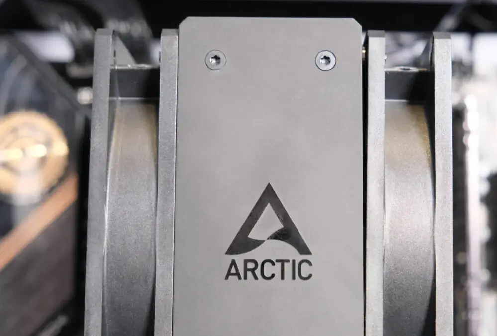 Вентилятор Arctic Freezer 36 со сломанным зажимом.