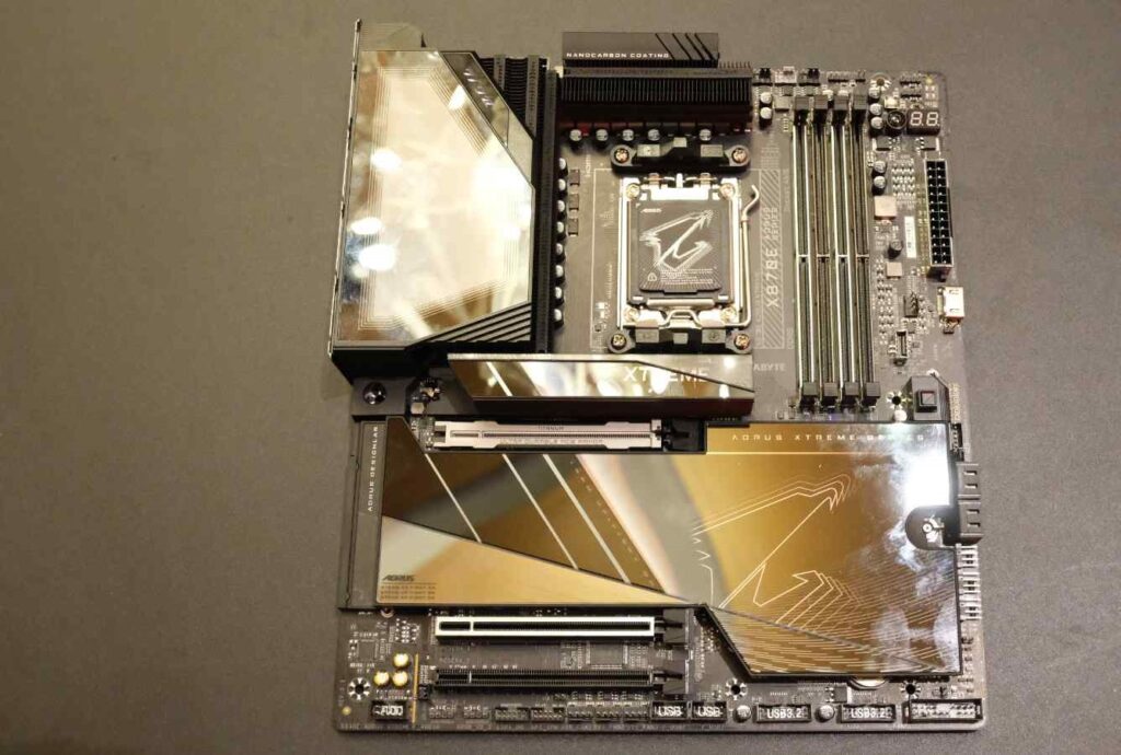 Gigabyte Aorus X870E — полнофункциональная новинка AMD Zen 5