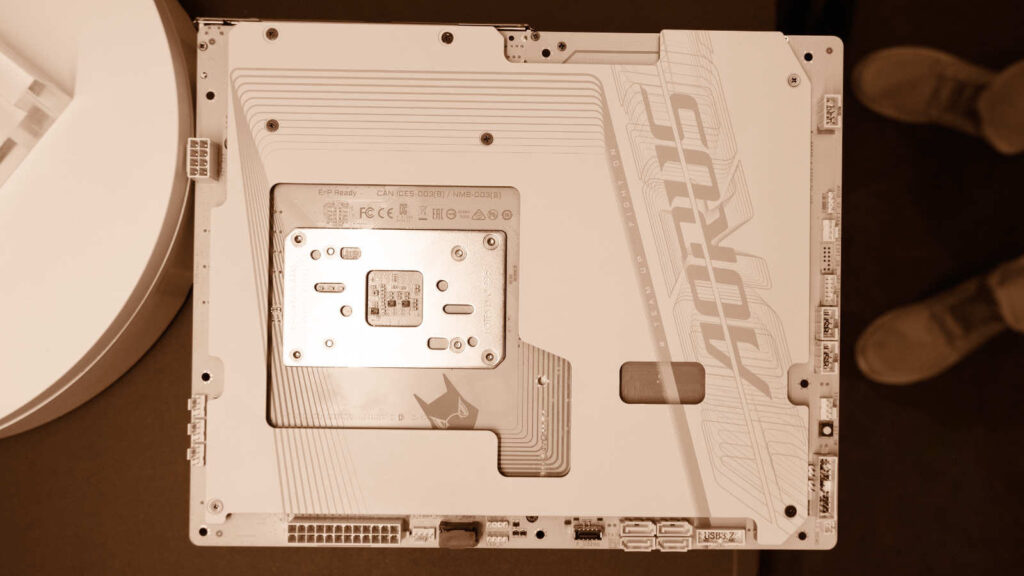 Gigabyte выпускает первую в мире материнскую плату белого цвета с обратным расположением кабелей