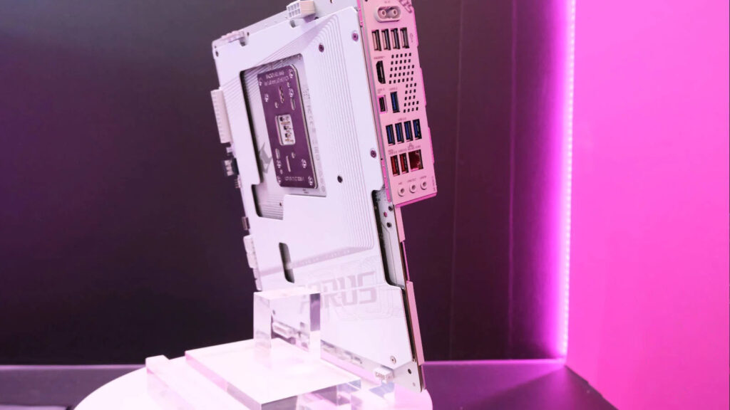 Gigabyte выпускает первую в мире материнскую плату белого цвета с обратным расположением кабелей