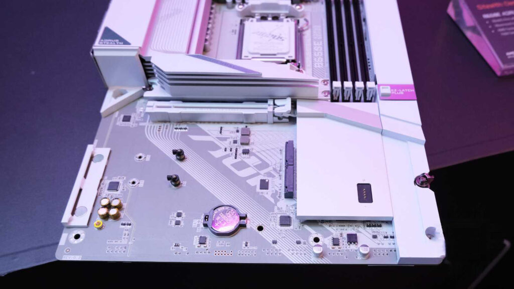 Gigabyte выпускает первую в мире материнскую плату белого цвета с обратным расположением кабелей