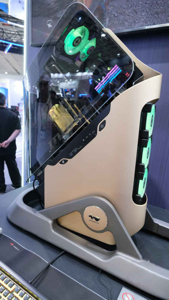 InWin держит свою открытую башню Infinite, как ребенка, для строительства своими руками