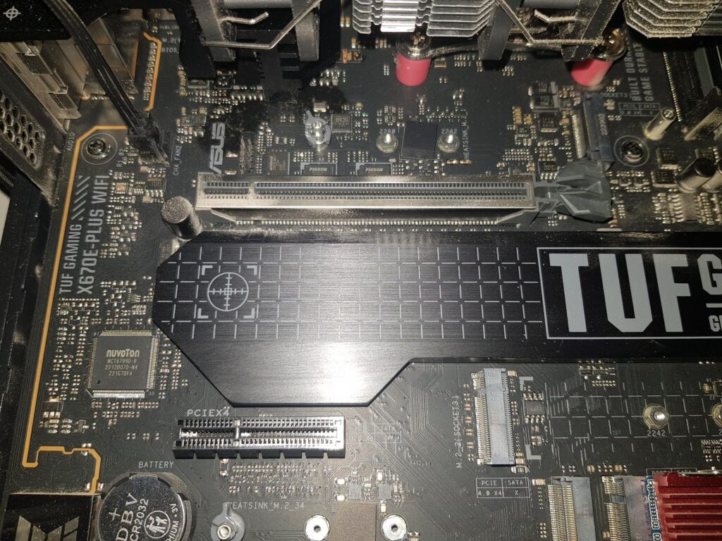 Защелка PCIe открыта