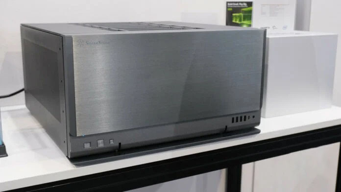 SilverStone CW04 — большой и красивый корпус HTPC