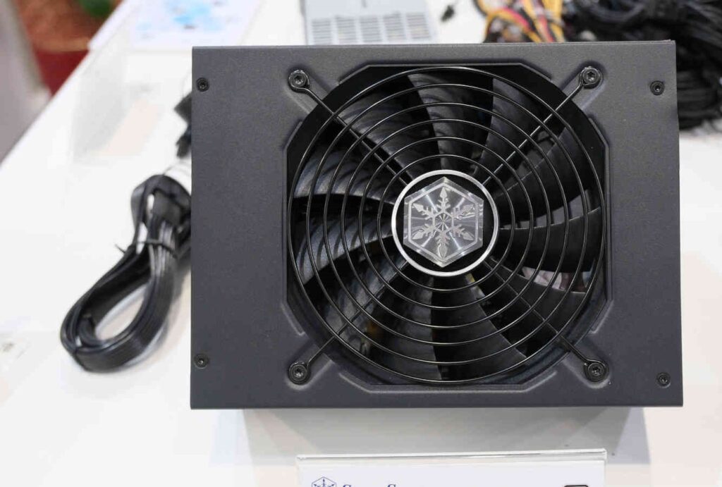 SilverStone устанавливает на свой блок питания четыре разъема питания 12 В-2×6