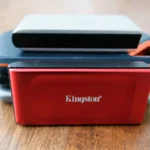 Обзор внешнего SSD-накопителя Kingston XS1000 2 ТБ Red: незаменимый помощник в рюкзаке