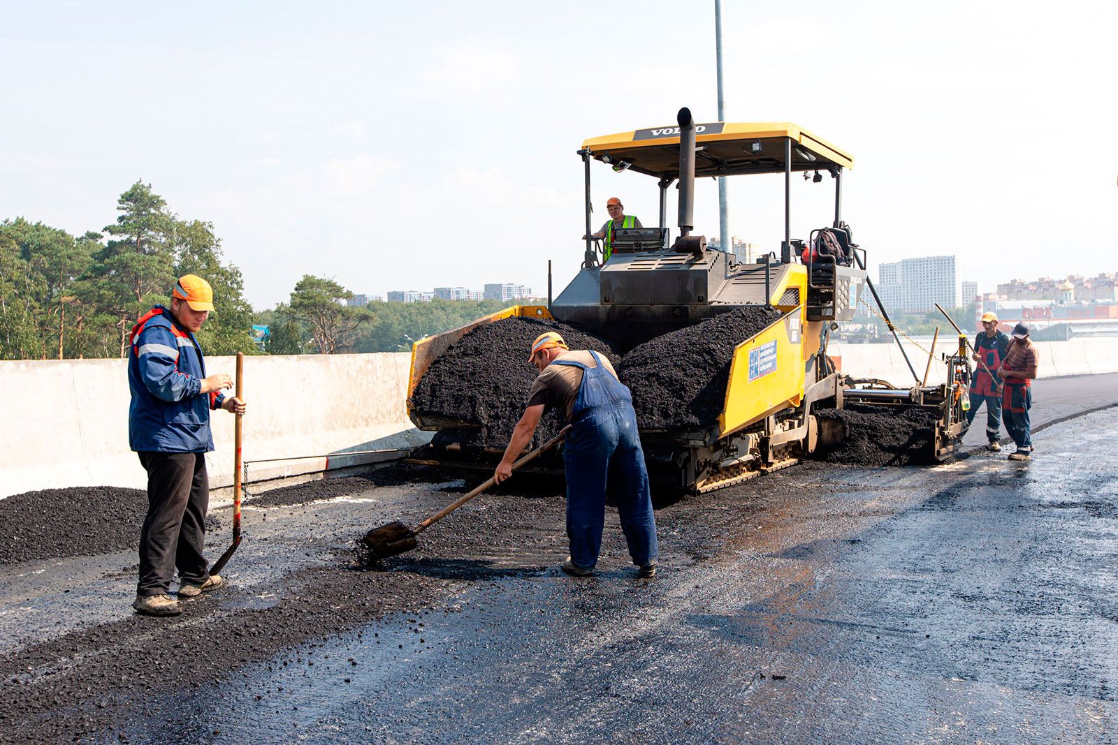 Укладывают асфальт. Дороги москвы. Асфальтирование дор. Строительство дороги. Стройка дороги.