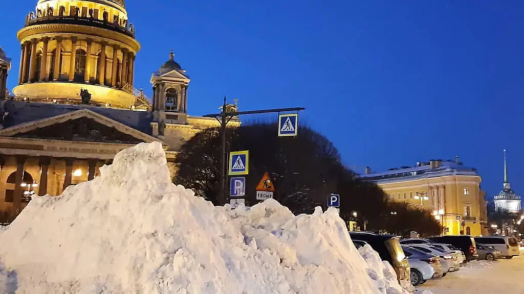 Актуальность уборки и вывоза снега в больших городах: на примере Санкт-Петербурга