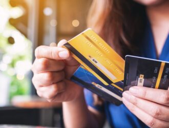 Сколько дебетовых карт можно иметь одному человеку