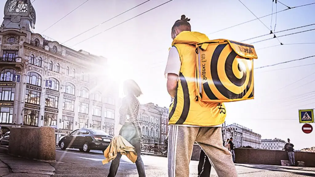 Что такое работа курьером в Яндекс Лавке, как устроиться и какие выгоды она даёт