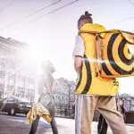 Что такое работа курьером в Яндекс Лавке, как устроиться и какие выгоды она даёт