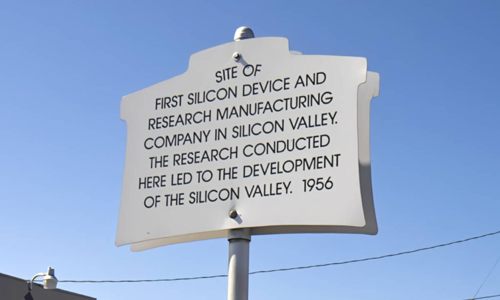 Мемориальная доска на территории лаборатории полупроводников Шокли.