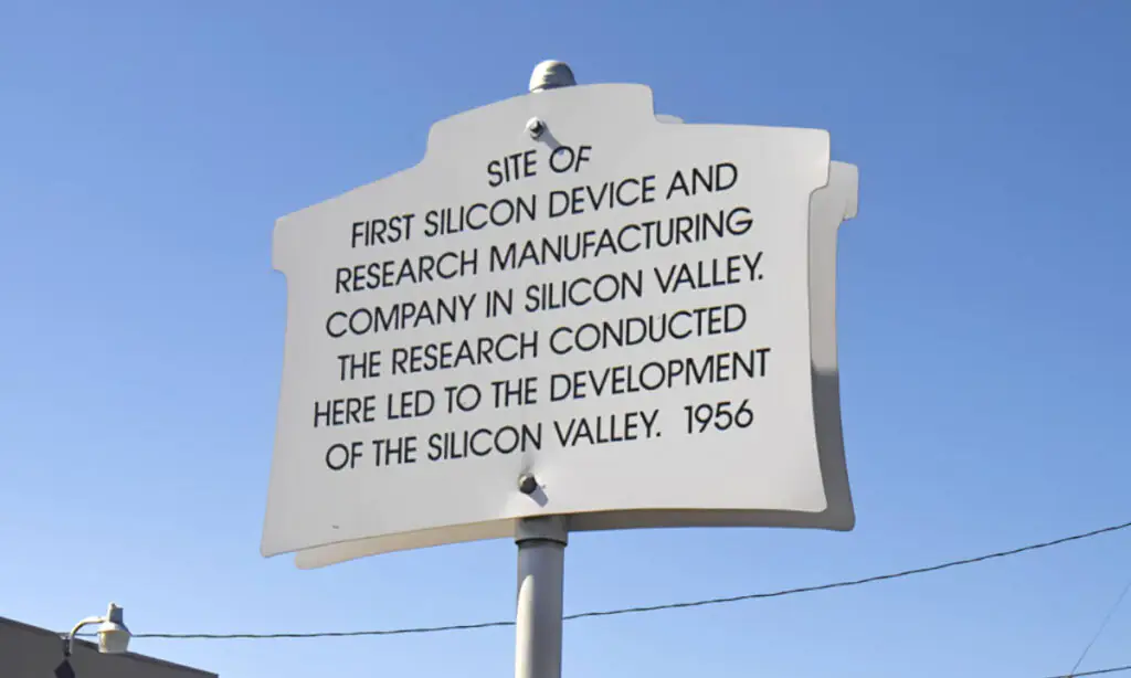Мемориальная доска на территории лаборатории полупроводников Шокли.
