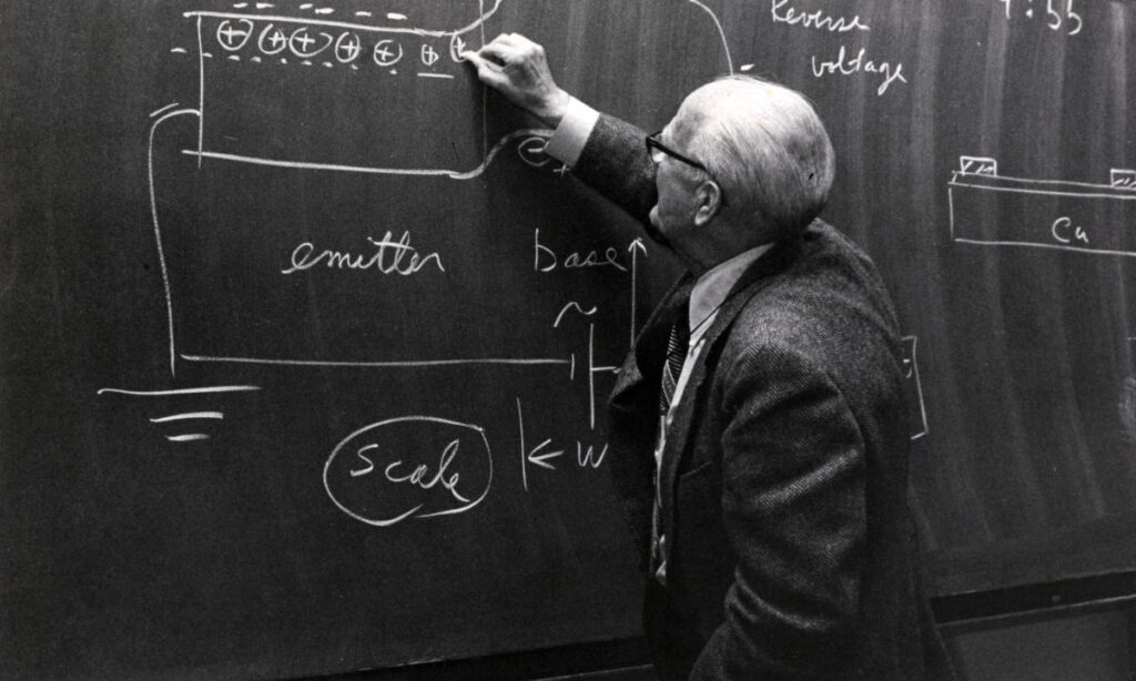 Уильям Шокли рисует схему базового транзистора.
