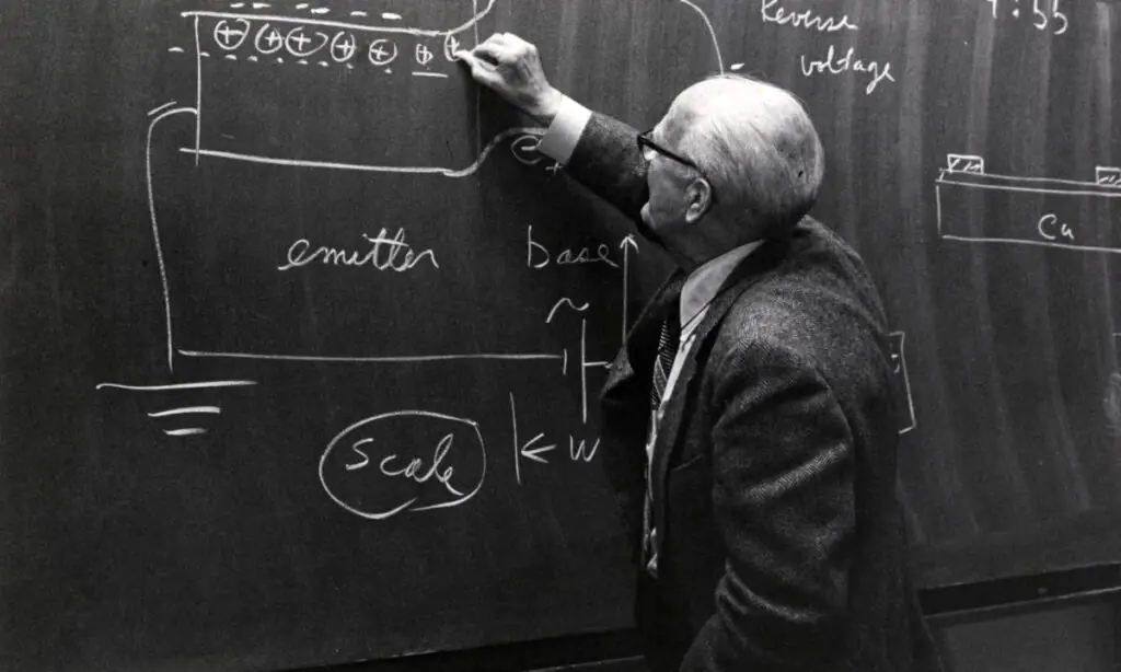 Уильям Шокли рисует схему базового транзистора.