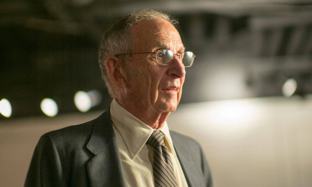 История восьми предателей могла бы закончиться намного раньше и намного хуже, если бы не Артур Рок.