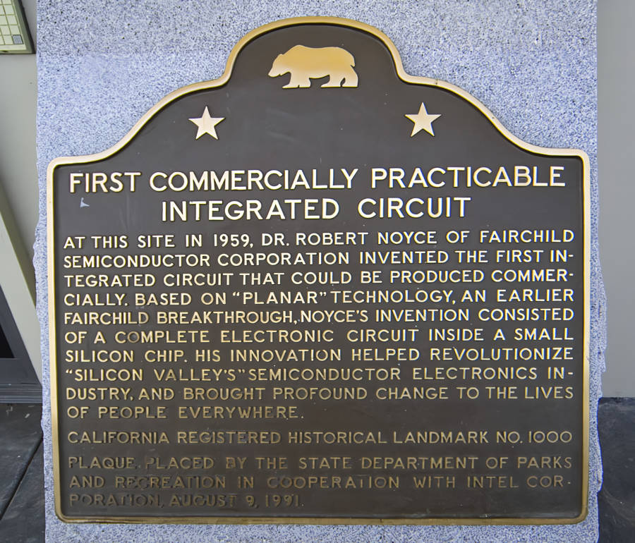 Мемориальная доска на здании Fairchild Building, где Восемь предателей открыли свою мастерскую и где была изобретена первая коммерчески практичная интегральная схема.