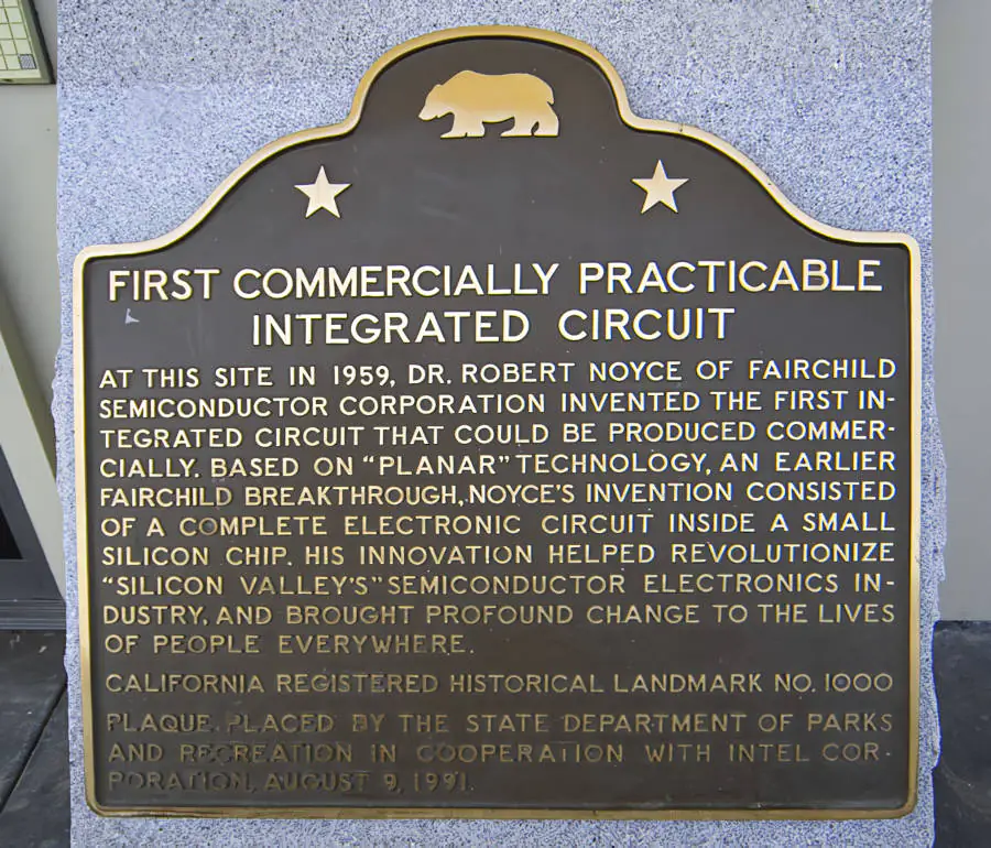 Мемориальная доска на здании Fairchild Building, где Восемь предателей открыли свою мастерскую и где была изобретена первая коммерчески практичная интегральная схема.