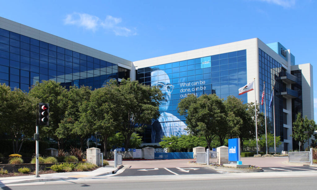 Intel, одна из самых известных компаний Fairchildren, основана двумя из восьми предателей (Муром и Нойсом) вместе с Артуром Роком.