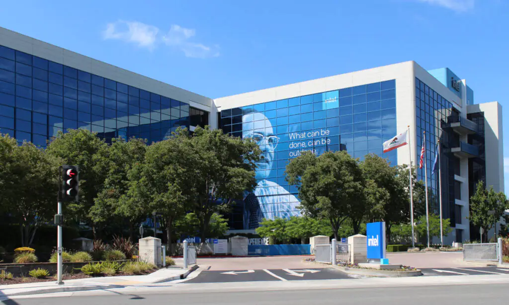 Intel, одна из самых известных компаний Fairchildren, основана двумя из восьми предателей (Муром и Нойсом) вместе с Артуром Роком.