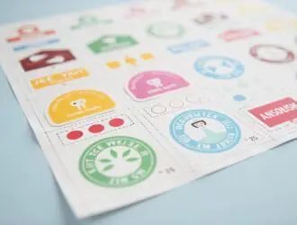 Как подготовить макет и заказать печать наклеек: полное руководство для дизайнеров и бизнеса