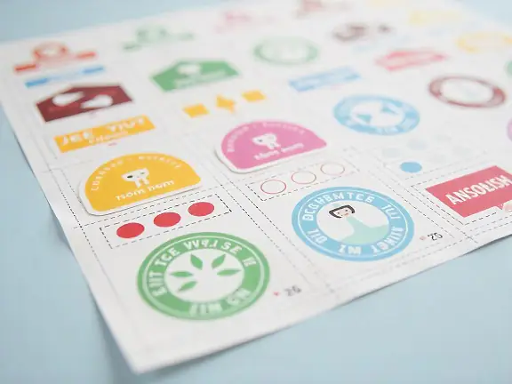 Как подготовить макет и заказать печать наклеек: полное руководство для дизайнеров и бизнеса