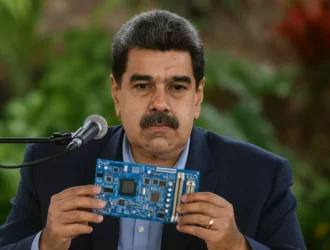 Мадуро объявляет, что они собираются производить в Венесуэле "знаменитые микрочипы Nvidia" ... пока он держит плату компьютера Mac 90-х годов