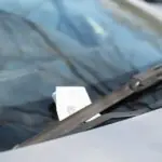 Листовки под дворники автомобилей: особенности формата и реальная эффективность офлайн-коммуникации