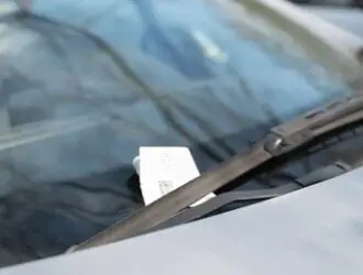 Листовки под дворники автомобилей: особенности формата и реальная эффективность офлайн-коммуникации